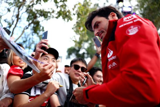 Carlos Sainz Jr (ESP) Ferrari with fans.
31.03.2023. Formula 1 World Championship, Rd 3, Australian Grand Prix, Albert Park, Melbourne, Australia, Practice Day.
 - www.xpbimages.com, EMail: requests@xpbimages.com © Copyright: Coates / XPB Images
