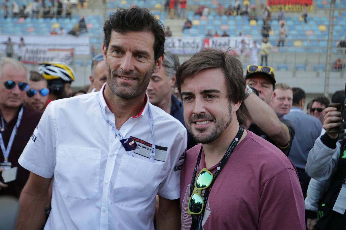 (L to R): Mark Webber (AUS) with Fernando Alonso (ESP).
18.11.2017. FIA World Endurance Championship, Round 9, Six Hours of Bahrain, Sakhir, Bahrain, Saturday.