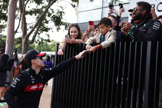 Zhou Guanyu (CHN) Alfa Romeo F1 Team with fans.
01.04.2023. Formula 1 World Championship, Rd 3, Australian Grand Prix, Albert Park, Melbourne, Australia, Qualifying Day.
- www.xpbimages.com, EMail: requests@xpbimages.com © Copyright: Coates / XPB Images