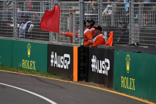Marshal waves a red flad during practice.
01.04.2023. Formula 1 World Championship, Rd 3, Australian Grand Prix, Albert Park, Melbourne, Australia, Qualifying Day.
- www.xpbimages.com, EMail: requests@xpbimages.com © Copyright: Moy / XPB Images