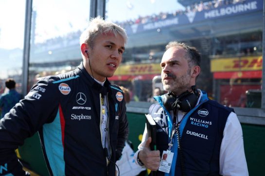 (L to R): Alexander Albon (THA) Williams Racing with James Urwin (GBR) Williams Racing Race Engineer on the grid.
02.04.2023. Formula 1 World Championship, Rd 3, Australian Grand Prix, Albert Park, Melbourne, Australia, Race Day.
- www.xpbimages.com, EMail: requests@xpbimages.com © Copyright: Bearne / XPB Images
