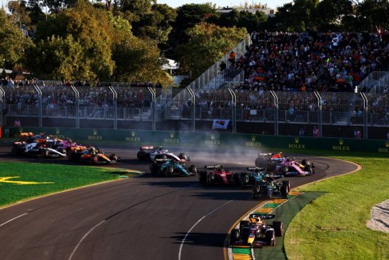 Max Verstappen (NLD) Red Bull Racing RB19 leads at the second restart of the race - crash involving Carlos Sainz Jr (ESP) Ferrari SF-23 and Fernando Alonso (ESP) Aston Martin F1 Team AMR23.
02.04.2023. Formula 1 World Championship, Rd 3, Australian Grand Prix, Albert Park, Melbourne, Australia, Race Day.
- www.xpbimages.com, EMail: requests@xpbimages.com © Copyright: Coates / XPB Images
