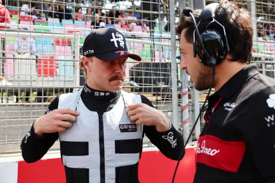 Valtteri Bottas (FIN) Alfa Romeo F1 Team with Alexander Chan, Alfa Romeo F1 Team Race Engineer on the grid.
30.04.2023. Formula 1 World Championship, Rd 4, Azerbaijan Grand Prix, Baku Street Circuit, Azerbaijan, Race Day.
- www.xpbimages.com, EMail: requests@xpbimages.com © Copyright: Batchelor / XPB Images