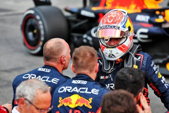 Max Verstappen (NLD) Red Bull Racing celebrates his second position with the team in parc ferme.
30.04.2023. Formula 1 World Championship, Rd 4, Azerbaijan Grand Prix, Baku Street Circuit, Azerbaijan, Race Day.
- www.xpbimages.com, EMail: requests@xpbimages.com © Copyright: Batchelor / XPB Images
