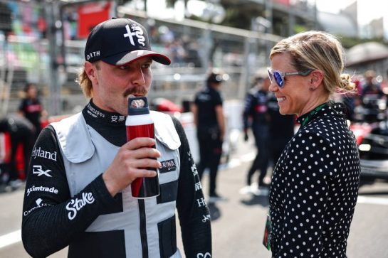 Valtteri Bottas (FIN), Alfa Romeo Racing and Tiffany Cromwell (AUS), professionnal cyclist30.04.2023. Formula 1 World Championship, Rd 4, Azerbaijan Grand Prix, Baku Street Circuit, Azerbaijan, Race Day.
- www.xpbimages.com, EMail: requests@xpbimages.com © Copyright: Charniaux / XPB Images