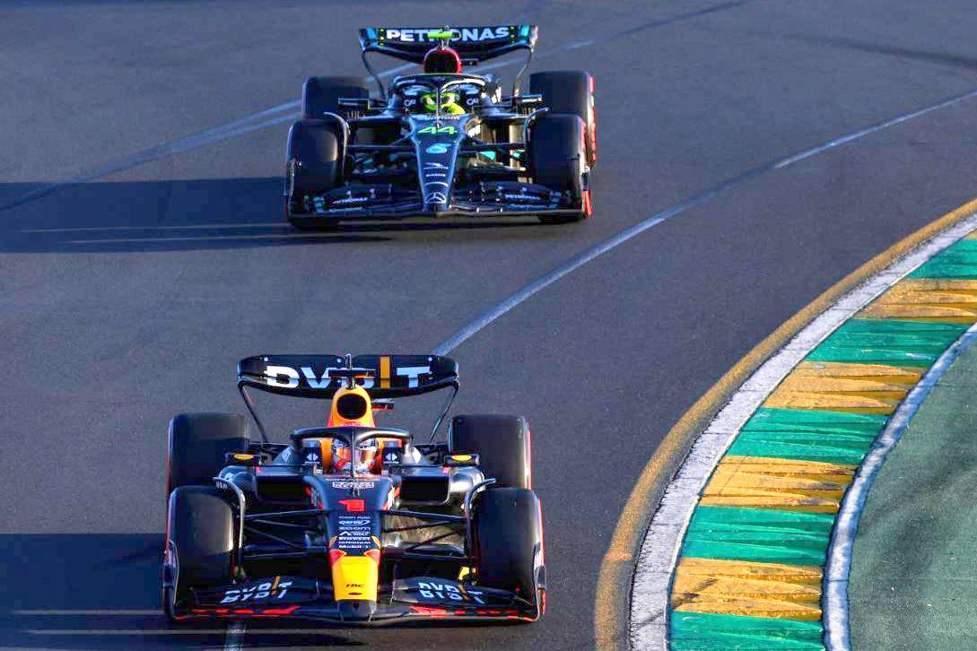 redbull mercedes Hamilton: la F1 debe 'adaptar' las reglas para evitar la supremacía duradera de Red Bull