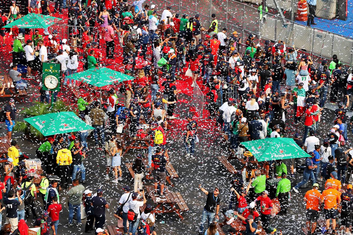 Aficionados en el podio.  30.10.2022.  Campeonato Mundial de Fórmula 1, Rd 20, Gran Premio de México, Ciudad de México, México, Día de la carrera.  - www.xpbimages.com, Correo electrónico: request@xpbimages.com © Copyright: Moy / XPB Images