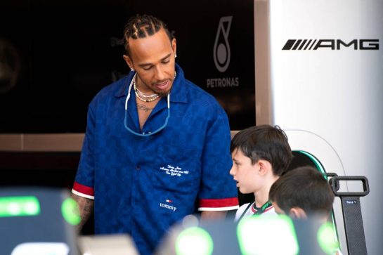 Lewis Hamilton (GBR) Mercedes AMG F1 con jóvenes fans.  04.05.2023.  Campeonato Mundial de Fórmula 1, Rd 5, Gran Premio de Miami, Miami, Florida, EE. UU., Día de preparación.  - www.xpbimages.com, Correo electrónico: request@xpbimages.com © Derechos de autor: Price / XPB Images