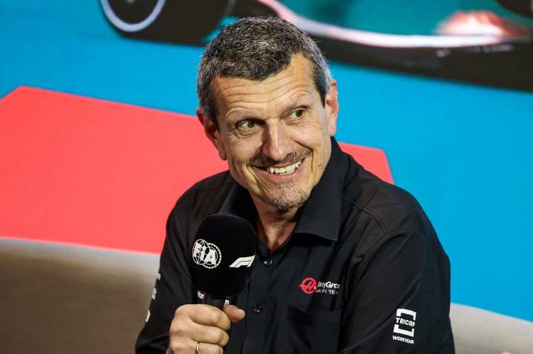 Guenther Steiner (ITA) Director del equipo Haas F1 en la conferencia de prensa de la FIA.  05.05.2023.  Campeonato Mundial de Fórmula 1, Rd 5, Gran Premio de Miami, Miami, Florida, EE. UU., Día de práctica.  - www.xpbimages.com, Correo electrónico: request@xpbimages.com © Copyright: XPB Images