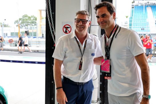 (L to R): Bernd Maylander (GER) FIA Safety Car Driver with Roger Federer (SUI) Tennis Player.
07.05.2023. Formula 1 World Championship, Rd 5, Miami Grand Prix, Miami, Florida, USA, Race Day.
- www.xpbimages.com, EMail: requests@xpbimages.com © Copyright: Moy / XPB Images