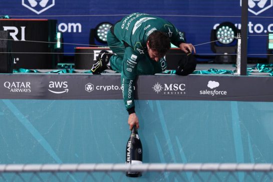 Fernando Alonso (ESP) Aston Martin F1 Team drops his champagne bottle from the podium.
07.05.2023. Formula 1 World Championship, Rd 5, Miami Grand Prix, Miami, Florida, USA, Race Day.
- www.xpbimages.com, EMail: requests@xpbimages.com © Copyright: Moy / XPB Images