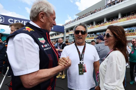 (L to R): Dr Helmut Marko (AUT) Red Bull Motorsport Consultant with Juan Pablo Montoya (COL) and Connie Montoya (COL) on the grid.
07.05.2023. Formula 1 World Championship, Rd 5, Miami Grand Prix, Miami, Florida, USA, Race Day.
- www.xpbimages.com, EMail: requests@xpbimages.com © Copyright: Moy / XPB Images