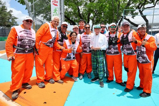 Jackie Stewart (GBR) with Marshals.
07.05.2023. Formula 1 World Championship, Rd 5, Miami Grand Prix, Miami, Florida, USA, Race Day.
- www.xpbimages.com, EMail: requests@xpbimages.com © Copyright: Moy / XPB Images