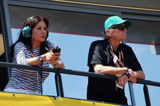 (L to R): Catherine Zeta-Jones (GBR) Actress with her husband Michael Douglas (USA) Actor.
27.05.2023. Formula 1 World Championship, Rd 7, Monaco Grand Prix, Monte Carlo, Monaco, Qualifying Day.
- www.xpbimages.com, EMail: requests@xpbimages.com © Copyright: Batchelor / XPB Images