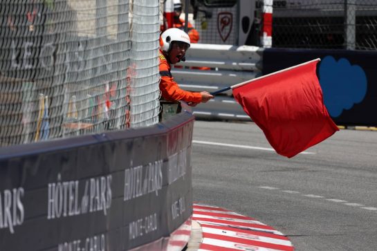 Circuit atmosphere - a marshal waves a red flag.
27.05.2023. Formula 1 World Championship, Rd 7, Monaco Grand Prix, Monte Carlo, Monaco, Qualifying Day.
- www.xpbimages.com, EMail: requests@xpbimages.com © Copyright: Moy / XPB Images