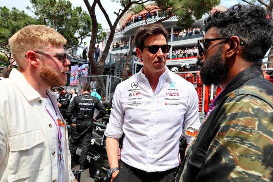 Toto Wolff (GER) Mercedes AMG F1 Shareholder and Executive Director (Centre) with Rob Beckett (GBR) Comedian (Left) and Romesh Ranganathan (GBR) Comedian (Right) on the grid.
28.05.2023. Formula 1 World Championship, Rd 7, Monaco Grand Prix, Monte Carlo, Monaco, Race Day.
- www.xpbimages.com, EMail: requests@xpbimages.com © Copyright: Batchelor / XPB Images