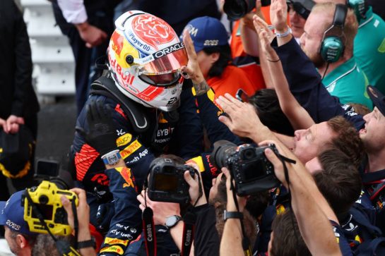 Race winner Max Verstappen (NLD) Red Bull Racing celebrates with the team in parc ferme.
28.05.2023. Formula 1 World Championship, Rd 7, Monaco Grand Prix, Monte Carlo, Monaco, Race Day.
- www.xpbimages.com, EMail: requests@xpbimages.com © Copyright: Batchelor / XPB Images