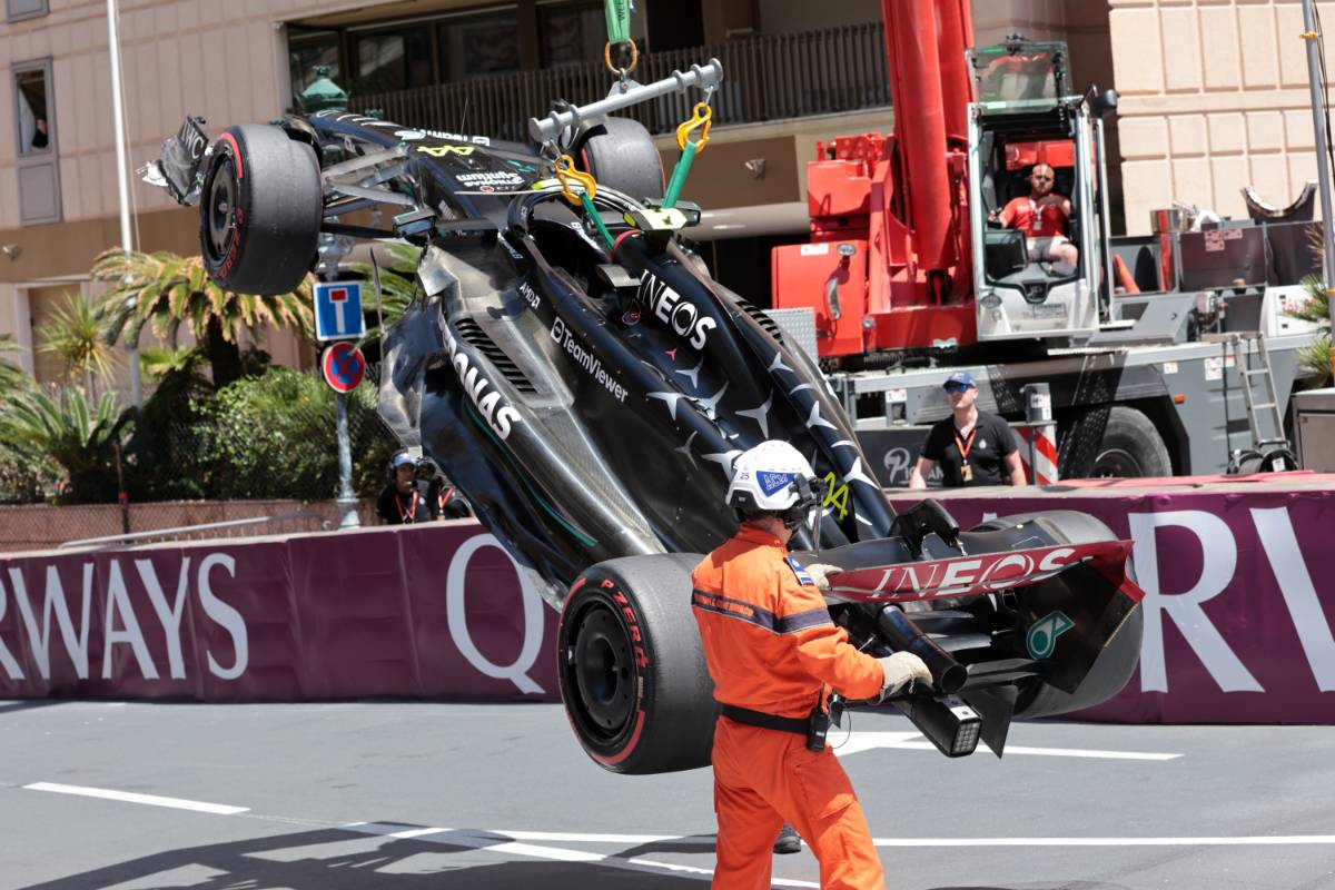 Lewis Hamilton (GBR) Mercedes AMG F1 W14 se estrelló en la tercera sesión de práctica.  27.05.2023.  Campeonato del Mundo de Fórmula 1, Rd 7, Gran Premio de Mónaco, Montecarlo, Mónaco, Día de clasificación.  - www.xpbimages.com, Correo electrónico: request@xpbimages.com © Copyright: XPB Images