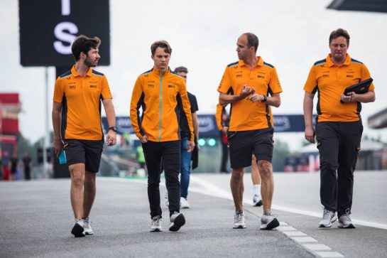 Oscar Piastri (AUS) McLaren walks the circuit with the team.
01.06.2023. Formula 1 World Championship, Rd 8, Spanish Grand Prix, Barcelona, Spain, Preparation Day.
- www.xpbimages.com, EMail: requests@xpbimages.com © Copyright: Bearne / XPB Images