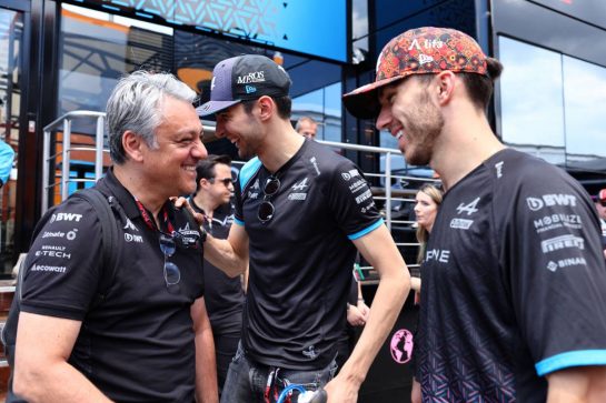 (L to R): Luca de Meo (ITA) Groupe Renault Chief Executive Officer with Esteban Ocon (FRA) Alpine F1 Team and Pierre Gasly (FRA) Alpine F1 Team.
04.06.2023. Formula 1 World Championship, Rd 8, Spanish Grand Prix, Barcelona, Spain, Race Day.
- www.xpbimages.com, EMail: requests@xpbimages.com © Copyright: Batchelor / XPB Images