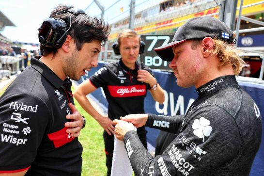 (L to R): Alexander Chan, Alfa Romeo F1 Team Race Engineer; Antti Vierula (FIN) Personal Trainer; and Valtteri Bottas (FIN) Alfa Romeo F1 Team, on the grid.
04.06.2023. Formula 1 World Championship, Rd 8, Spanish Grand Prix, Barcelona, Spain, Race Day.
- www.xpbimages.com, EMail: requests@xpbimages.com © Copyright: Batchelor / XPB Images