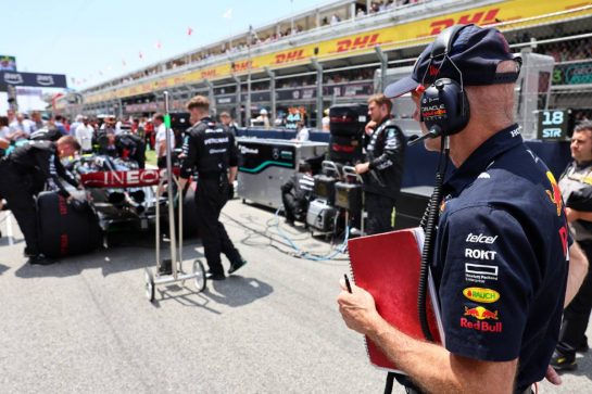 Adrian Newey (GBR) Red Bull Racing Chief Technical Officer looks at Lewis Hamilton (GBR) Mercedes AMG F1 W14 on the grid.
04.06.2023. Formula 1 World Championship, Rd 8, Spanish Grand Prix, Barcelona, Spain, Race Day.
- www.xpbimages.com, EMail: requests@xpbimages.com © Copyright: Batchelor / XPB Images