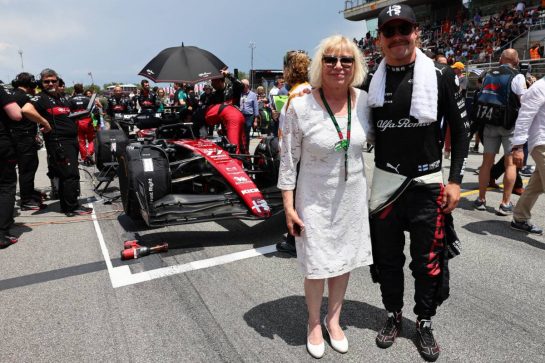 Valtteri Bottas (FIN) Alfa Romeo F1 Team with his mother Marianne Valimaa (FIN) on the grid.
04.06.2023. Formula 1 World Championship, Rd 8, Spanish Grand Prix, Barcelona, Spain, Race Day.
- www.xpbimages.com, EMail: requests@xpbimages.com © Copyright: Batchelor / XPB Images