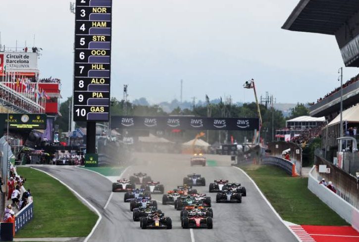 Max Verstappen (NLD) Red Bull Racing RB19 and Carlos Sainz Jr (ESP) Ferrari SF-23 battle for the lead at the start of the race. 04.06.2023. Formula 1 World Championship, Rd 8, Spanish Grand Prix, Barcelona, Spain, Race Day. - www.xpbimages.com, EMail: requests@xpbimages.com © Copyright: Bearne / XPB Images