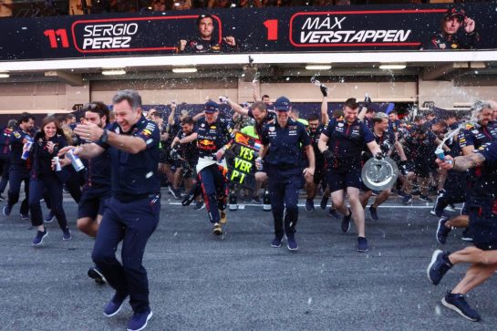 Max Verstappen (NLD) Red Bull Racing RB19 p celebrates with the team on his 1st place with Christian Horner (GBR) Red Bull Racing Team Principal and Adrian Newey (GBR) Red Bull Racing Chief Technical Officer
04.06.2023. Formula 1 World Championship, Rd 8, Spanish Grand Prix, Barcelona, Spain, Race Day.
- www.xpbimages.com, EMail: requests@xpbimages.com © Copyright: Batchelor / XPB Images