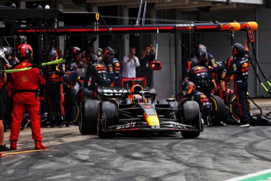 Max Verstappen (NLD) Red Bull Racing RB19 makes a pit stop.
04.06.2023. Formula 1 World Championship, Rd 8, Spanish Grand Prix, Barcelona, Spain, Race Day.
- www.xpbimages.com, EMail: requests@xpbimages.com © Copyright: Bearne / XPB Images