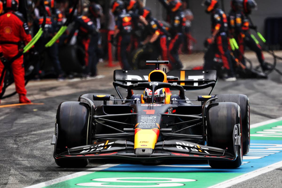 Max Verstappen (NLD) Red Bull Racing RB19 makes a pit stop.
04.06.2023. Formula 1 World Championship, Rd 8, Spanish Grand Prix, Barcelona, Spain, Race Day.
- www.xpbimages.com, EMail: requests@xpbimages.com © Copyright: Bearne / XPB Images