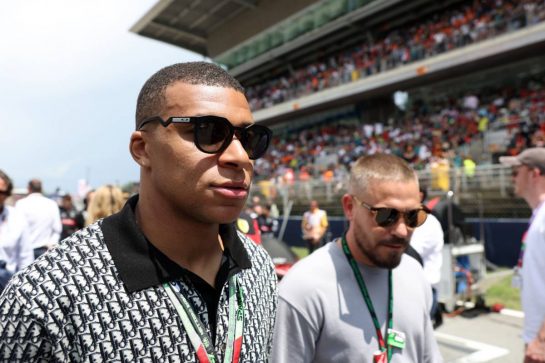 Kylian Mbappe (FRA) Football Player on the grid.
04.06.2023. Formula 1 World Championship, Rd 8, Spanish Grand Prix, Barcelona, Spain, Race Day.
- www.xpbimages.com, EMail: requests@xpbimages.com © Copyright: Bearne / XPB Images