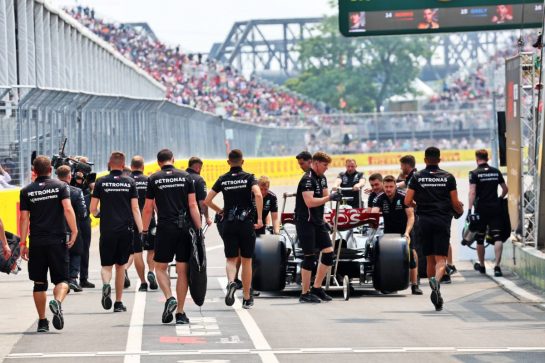 Lewis Hamilton (GBR) Mercedes AMG F1 W14 and George Russell (GBR) Mercedes AMG F1 W14 are rescued from the pit lane exit by mechanics.
16.06.2023. Formula 1 World Championship, Rd 9, Canadian Grand Prix, Montreal, Canada, Practice Day.
- www.xpbimages.com, EMail: requests@xpbimages.com © Copyright: Batchelor / XPB Images
