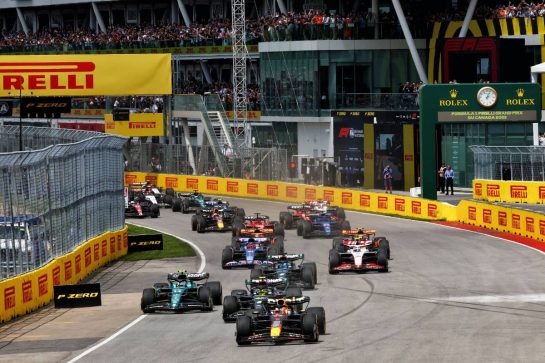 Max Verstappen (NLD) Red Bull Racing RB19 leads at the start of the race.
18.06.2023. Formula 1 World Championship, Rd 9, Canadian Grand Prix, Montreal, Canada, Race Day.
- www.xpbimages.com, EMail: requests@xpbimages.com © Copyright: Charniaux / XPB Images