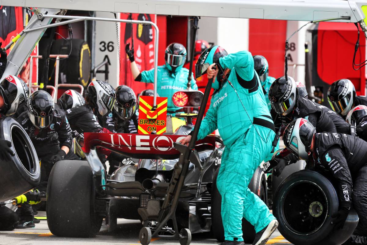 Lewis Hamilton (GBR) Mercedes AMG F1 W14 makes a pit stop.
18.06.2023. Formula 1 World Championship, Rd 9, Canadian Grand Prix, Montreal, Canada, Race Day.
- www.xpbimages.com, EMail: requests@xpbimages.com © Copyright: Batchelor / XPB Images
