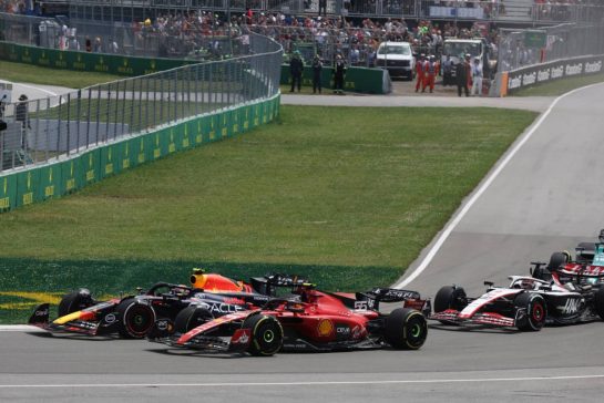 Sergio Perez (MEX) Red Bull Racing RB19 and Carlos Sainz Jr (ESP) Ferrari SF-23 battle for position at the start of the race.
18.06.2023. Formula 1 World Championship, Rd 9, Canadian Grand Prix, Montreal, Canada, Race Day.
- www.xpbimages.com, EMail: requests@xpbimages.com © Copyright: Bearne / XPB Images