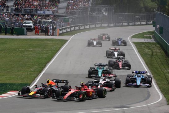 Sergio Perez (MEX) Red Bull Racing RB19 and Carlos Sainz Jr (ESP) Ferrari SF-23 battle for position at the start of the race.
18.06.2023. Formula 1 World Championship, Rd 9, Canadian Grand Prix, Montreal, Canada, Race Day.
- www.xpbimages.com, EMail: requests@xpbimages.com © Copyright: Bearne / XPB Images