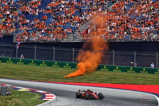 Carlos Sainz Jr (ESP) Ferrari SF-23 as an orange flare lands near the track.
30.06.2023. Formula 1 World Championship, Rd 10, Austrian Grand Prix, Spielberg, Austria, Qualifying Day.
- www.xpbimages.com, EMail: requests@xpbimages.com © Copyright: Moy / XPB Images