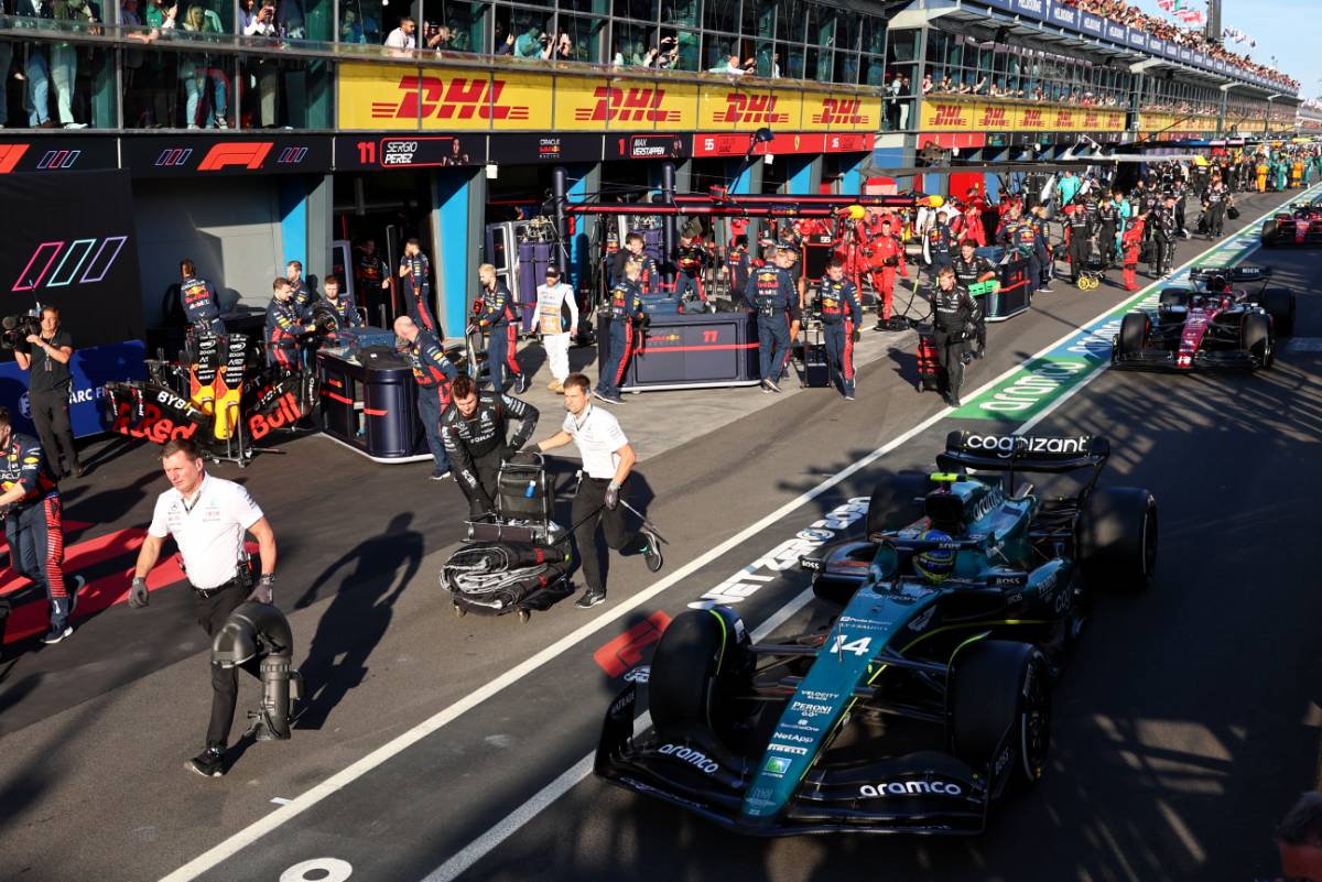 Fernando Alonso (ESP) Aston Martin F1 Team AMR23 in the pits while the race is stopped.
02.04.2023. Formula 1 World Championship, Rd 3, Australian Grand Prix, Albert Park, Melbourne, Australia, Race Day.
- www.xpbimages.com, EMail: requests@xpbimages.com © Copyright: Batchelor / XPB Images