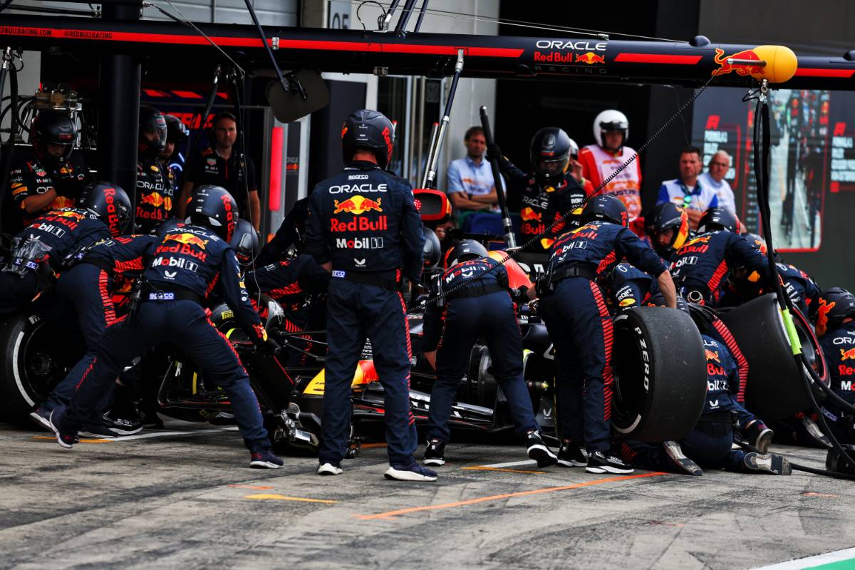 Max Verstappen (NLD) Red Bull Racing RB19 makes a pit stop.
02.07.2023. Formula 1 World Championship, Rd 10, Austrian Grand Prix, Spielberg, Austria, Race Day.
- www.xpbimages.com, EMail: requests@xpbimages.com © Copyright: Moy / XPB Images