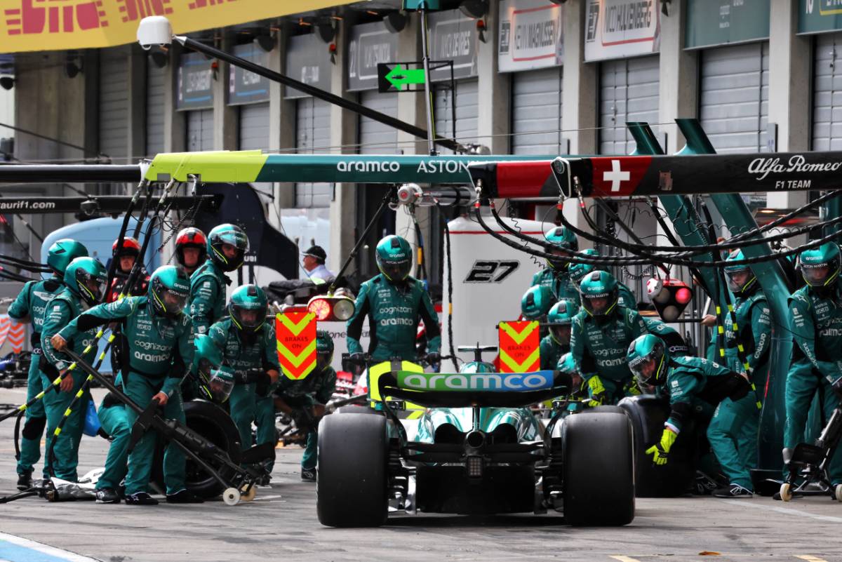 Lance Stroll (CDN) Aston Martin F1 Team AMR23 makes a pit stop. 02.07.2023. Formula 1 World Championship, Rd 10, Austrian Grand Prix, Spielberg, Austria, Race Day. - www.xpbimages.com, EMail: requests@xpbimages.com © Copyright: Moy / XPB Images