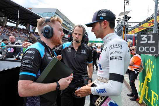 Esteban Ocon (FRA) Alpine F1 Team with Josh Peckett (GBR) Alpine F1 Team Race Engineer and Alan Permane (GBR) Alpine F1 Team Trackside Operations Director on the grid.
02.07.2023. Formula 1 World Championship, Rd 10, Austrian Grand Prix, Spielberg, Austria, Race Day.
- www.xpbimages.com, EMail: requests@xpbimages.com © Copyright: Moy / XPB Images