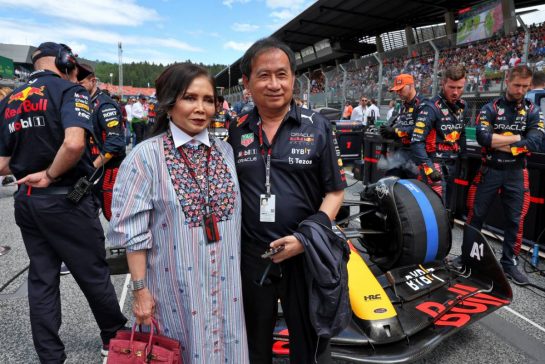 Chalerm Yoovidhya (THA) Red Bull Racing Co-Owner with his wife on the grid.
02.07.2023. Formula 1 World Championship, Rd 10, Austrian Grand Prix, Spielberg, Austria, Race Day.
- www.xpbimages.com, EMail: requests@xpbimages.com © Copyright: Moy / XPB Images