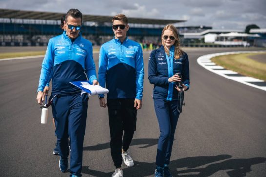 Logan Sargeant (USA) Williams Racing walks the circuit with Gaetan Jego, Williams Racing Race Engineer (Left) and Elizabeth Wood Boyer (GBR) Williams Racing Performance Engineer (Right).
06.07.2023. Formula 1 World Championship, Rd 11, British Grand Prix, Silverstone, England, Preparation Day.
- www.xpbimages.com, EMail: requests@xpbimages.com © Copyright: Bearne / XPB Images