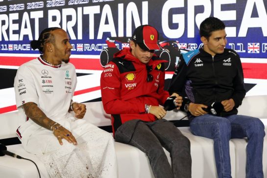 (L to R): Lewis Hamilton (GBR) Mercedes AMG F1 with Charles Leclerc (MON) Ferrari and Esteban Ocon (FRA) Alpine F1 Team in the FIA Press Conference.
06.07.2023. Formula 1 World Championship, Rd 11, British Grand Prix, Silverstone, England, Preparation Day.
- www.xpbimages.com, EMail: requests@xpbimages.com © Copyright: Bearne / XPB Images