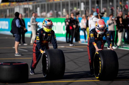 NOT Sergio Perez (MEX) Red Bull Racing and Max Verstappen (NLD) Red Bull Racing with Sky Sports.
06.07.2023. Formula 1 World Championship, Rd 11, British Grand Prix, Silverstone, England, Preparation Day.
- www.xpbimages.com, EMail: requests@xpbimages.com © Copyright: Staley / XPB Images