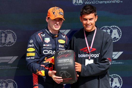 (L to R): Max Verstappen (NLD) Red Bull Racing receives the Pirelli Pole Position Award from Paulo Dybala (ARG) Football Player.
08.07.2023. Formula 1 World Championship, Rd 11, British Grand Prix, Silverstone, England, Qualifying Day.
- www.xpbimages.com, EMail: requests@xpbimages.com © Copyright: Batchelor / XPB Images