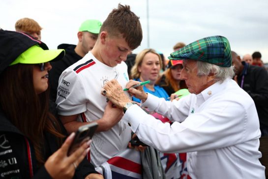 Jackie Stewart (GBR) with fans.
09.07.2023. Formula 1 World Championship, Rd 11, British Grand Prix, Silverstone, England, Race Day.
- www.xpbimages.com, EMail: requests@xpbimages.com © Copyright: Coates / XPB Images
