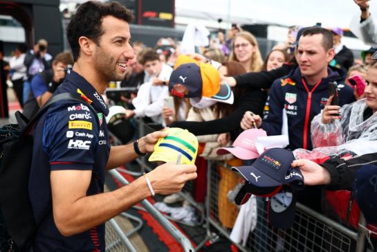 Daniel Ricciardo (AUS) Red Bull Racing Reserve and Third Driver with fans.
09.07.2023. Formula 1 World Championship, Rd 11, British Grand Prix, Silverstone, England, Race Day.
- www.xpbimages.com, EMail: requests@xpbimages.com © Copyright: Coates / XPB Images