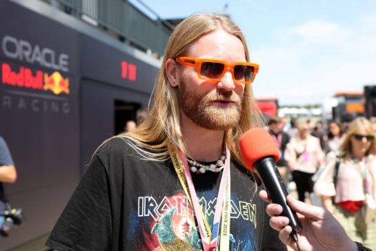 Sam Ryder (GBR) Singer.
09.07.2023. Formula 1 World Championship, Rd 11, British Grand Prix, Silverstone, England, Race Day.
- www.xpbimages.com, EMail: requests@xpbimages.com © Copyright: Bearne / XPB Images
